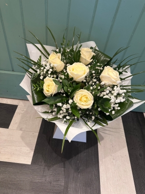 6 White Rose & Gypsophila
